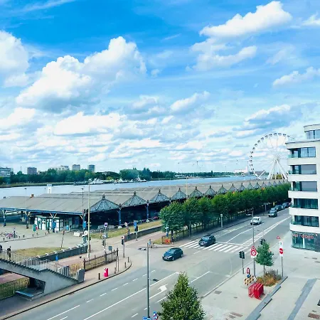 Riverview In Historical Heart Of アパート アントウェルペン